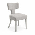 Sedia in tessuto grigio chiaro con struttura in legno