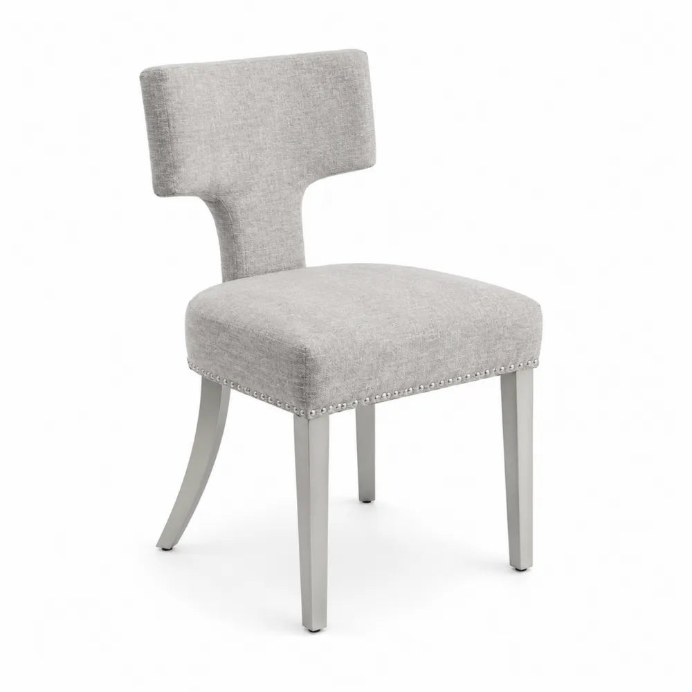 Sedia in tessuto grigio chiaro con struttura in legno