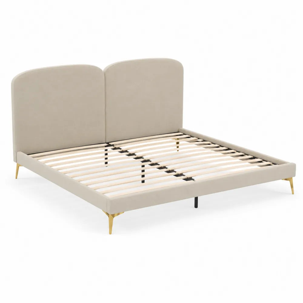 Letto matrimoniale in tessuto beige con gambe in metallo dorato